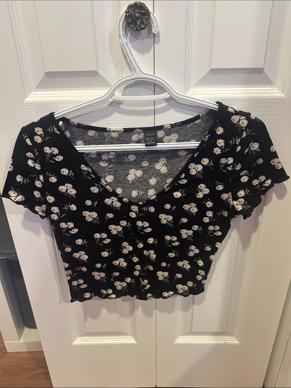 SHEIN Black Floral V-Neck Short Sleeve Crop Top